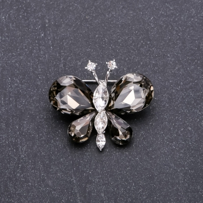 Брошка Метелик з сірими кристалами 36х30мм білий метал