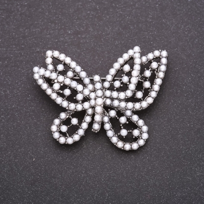 Брошка Метелик з білими намистинами 49х39мм сірий метал