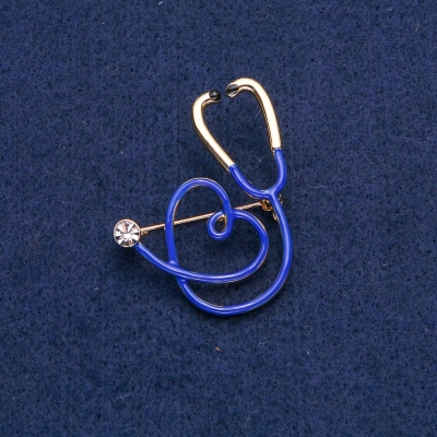 Брошка синій Стетоскоп з серцем, білий камінь, золотистий метал 43х33мм