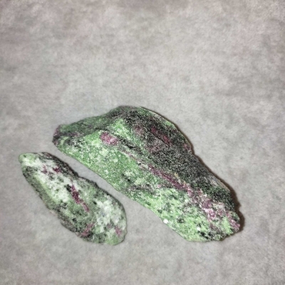 Сувенірний камінь інтер'єрний необроблений Цоїзит ціна за 100 грам