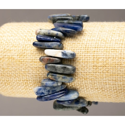 Браслет на резинці з натурального каменю Содаліт крихта "голка", діаметр 12-23х2-6мм, довжина 18см +-