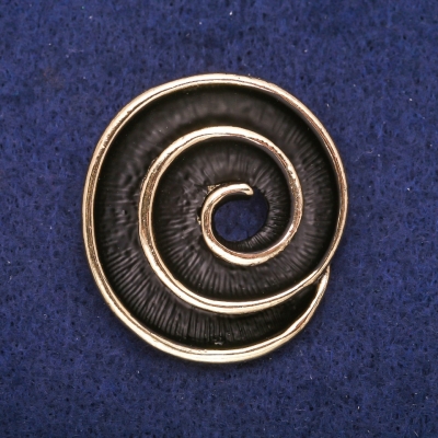 Брошка Магічна спіраль з чорною емаллю, золотистий метал 36х39мм