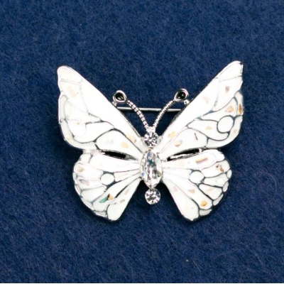 Брошка "Метелик" з білими стразами, емаль білого кольору з халіотісом, сріблястий колір металу 38х31мм