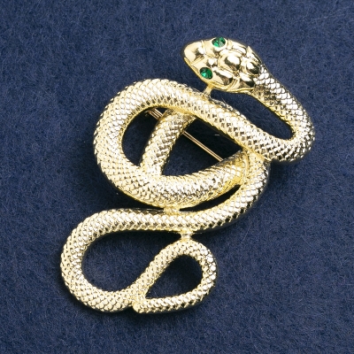 Брошка Змія з зеленими стразами, золотистий метал 58х39мм