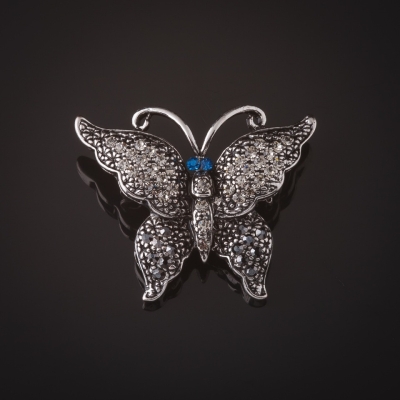 Брошка Метелик срібляста сірі камені сині очі 3 см