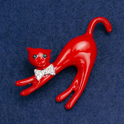 Брошка Котик акрил червоного кольору, з білими стразами, срібний метал 66х41мм