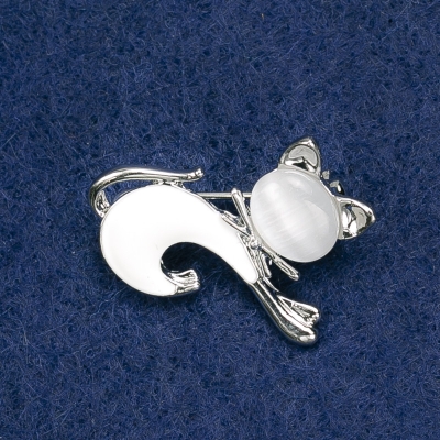 Брошка Котик акрил та котяче око, білий колір, срібний метал 26х23мм