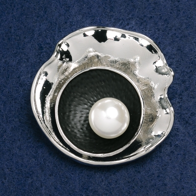 Брошка Акцент Мушля з білою перлиною Майорка сірий метал 44х42мм
