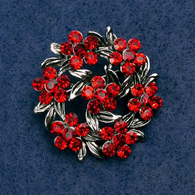 Брошка Вінок з квітами, з червоними стразами, срібний метал 36х36мм