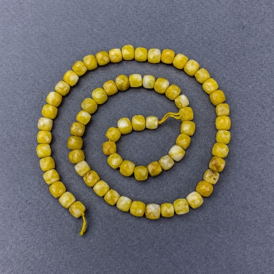 Намистини Жадеїт жовтий натуральний камінь гранований кубик на нитці, діаметр 5мм+-, довжина  37см+-