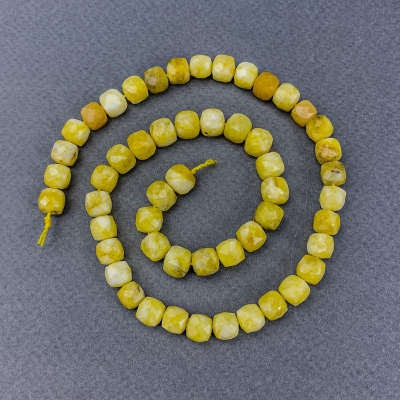 Намистини Жадеїт жовтий натуральний камінь гранований кубик на нитці, діаметр 7,5х7,5 мм+-, довжина  38см+-