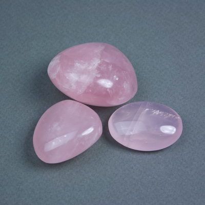 Сувенірний натуральний камінь Рожевий кварц галтівка ассорті розмірів (ціна за 100г.)