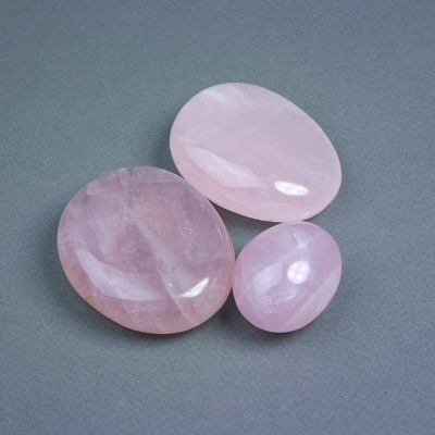 Сувенірний натуральний камінь Рожевий кварц (ціна за 100г.) вага від 150г.