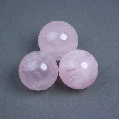 Сувенірна куля натуральний камінь Рожевий кварц, діаметр  від 30мм+- (ціна за 100г.) вага від 60 г.