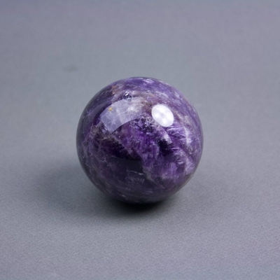 Сувенірна куля натуральний камінь Аметист, діаметр  від 60мм+- (ціна за 100г.) вага від 400 г.