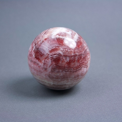 Сувенірна куля натуральний камінь Онікс Танзанія, діаметр  від 70мм+- (ціна за 100г.) вага від 550 г.