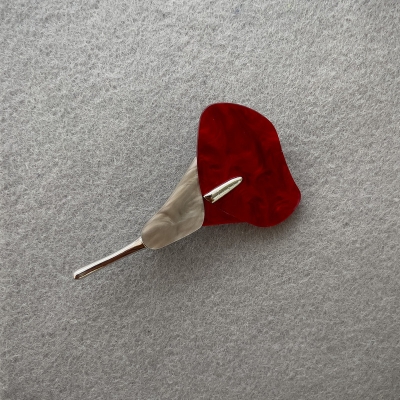 Брошка Квітка Кали червоний та сірий перламутр срібний метал 76х44 мм+-