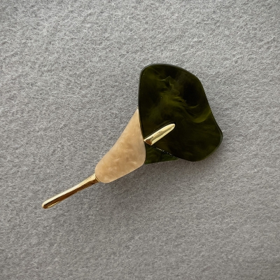 Брошка Квітка Кали зелений та білий перламутр золотистий метал 76х44 мм+-