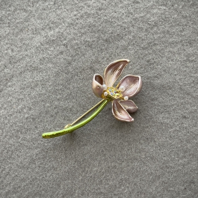 Брошка Квітка рожева емаль золотистий метал зі стразами та намистинами 53х30мм+-