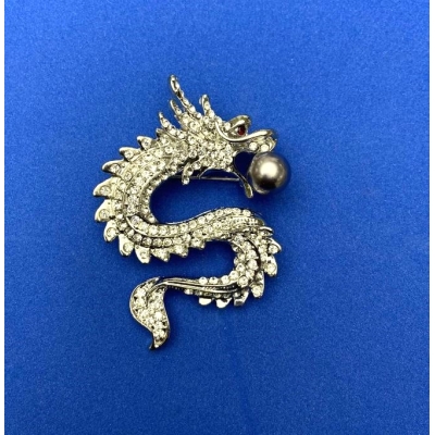 Брошка Дракон сріблястий метал, білі стрази, сіра намистина, 45х64мм