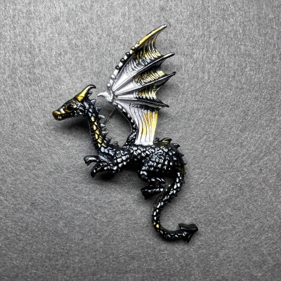 Брошка Дракон матова сіра, жовта та біла емаль сріблястий метал 42х66мм