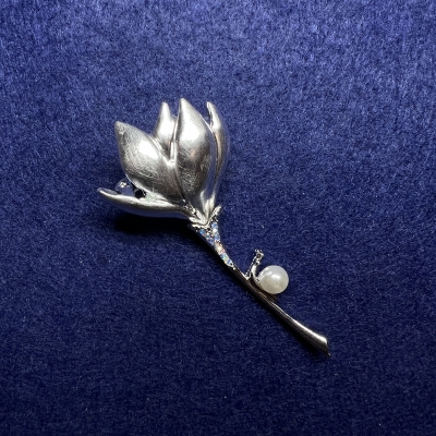 Брошка Квітка Магнолія сріблясті стрази, емаль, намистина, метал 29х65мм