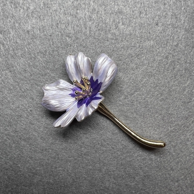 Брошка Квітка Космея блакитна емаль, золотистий метал 34х52мм