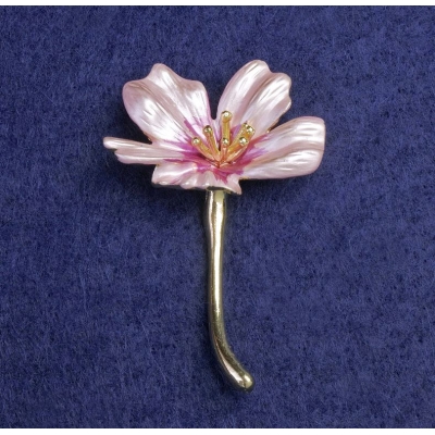 Брошка Квітка Космея рожева емаль, золотистий метал 34х52мм