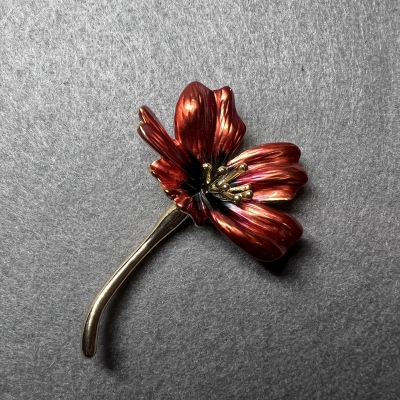Брошка Квітка Космея червона емаль, золотистий метал 34х52мм