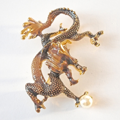 Брошка Дракон коричнева та бежева емаль, біла намистина, золотистий метал 41х51мм