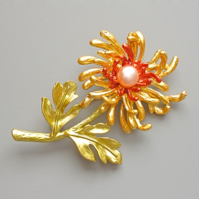 Брошка кулон Квітка Хризантема жовта та червона матова емаль, біла намистина, золотистий метал 40х61мм
