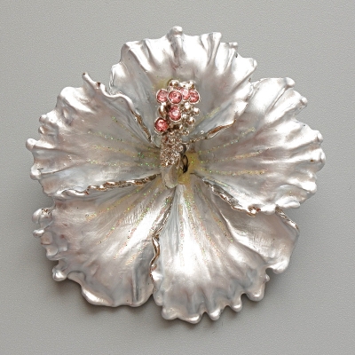 Брошка кулон Квітка Петунія сіра матова емаль, рожеві стрази, блискітки, сріблястий метал 51х51мм