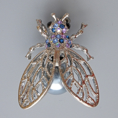Брошка кулон Метелик різнокольорові стрази, сіра намистина сріблястий метал 26х33мм