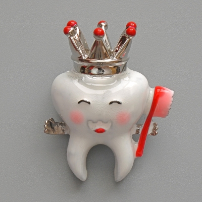 Брошка кулон Зуб з короною біла, рожева та срібляста емаль, сріблястий метал 25х32мм