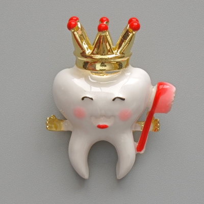 Брошка кулон Зуб з короною біла, рожева та золотиста емаль, золотистий метал 25х32мм