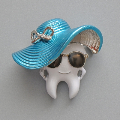 Брошка Зуб в капелюсі біла,синя та чорна емаль, сряблястий метал 33х30мм