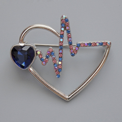 Брошка Серце синій кристал, різнокольорові стрази, сряблястий метал 46х40мм