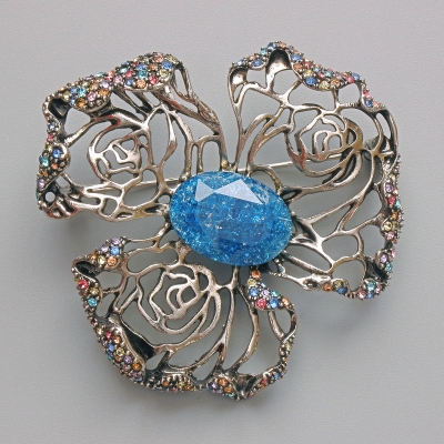 Брошка кулон Квітка синій акваріумний ефект, різнокольорові стрази, золотистий метал 51х51мм