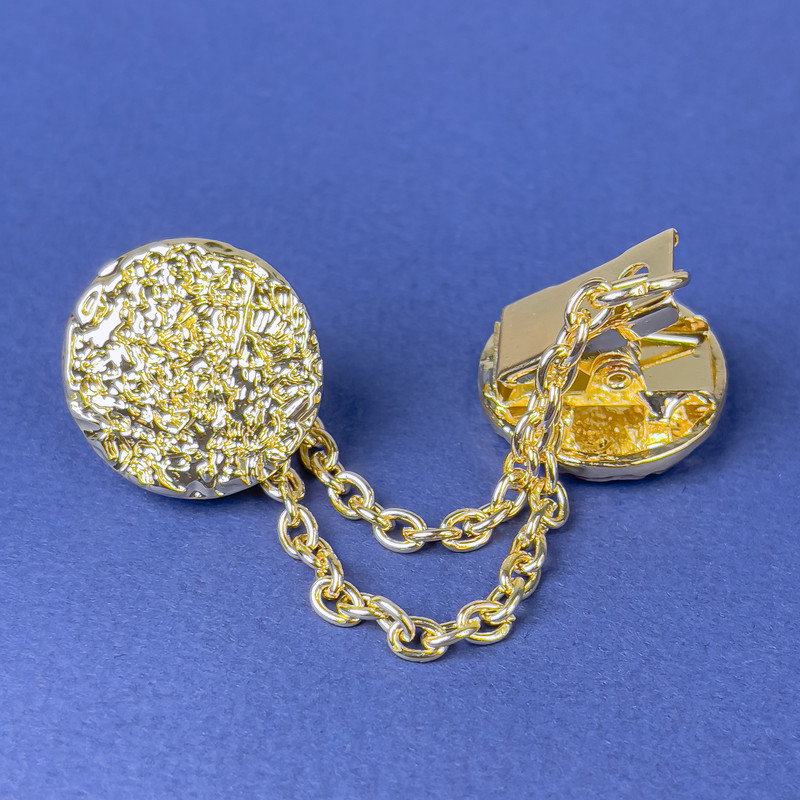 Brooch for cardigans in golden metal, diameter 20mm±, chain length 9cm+