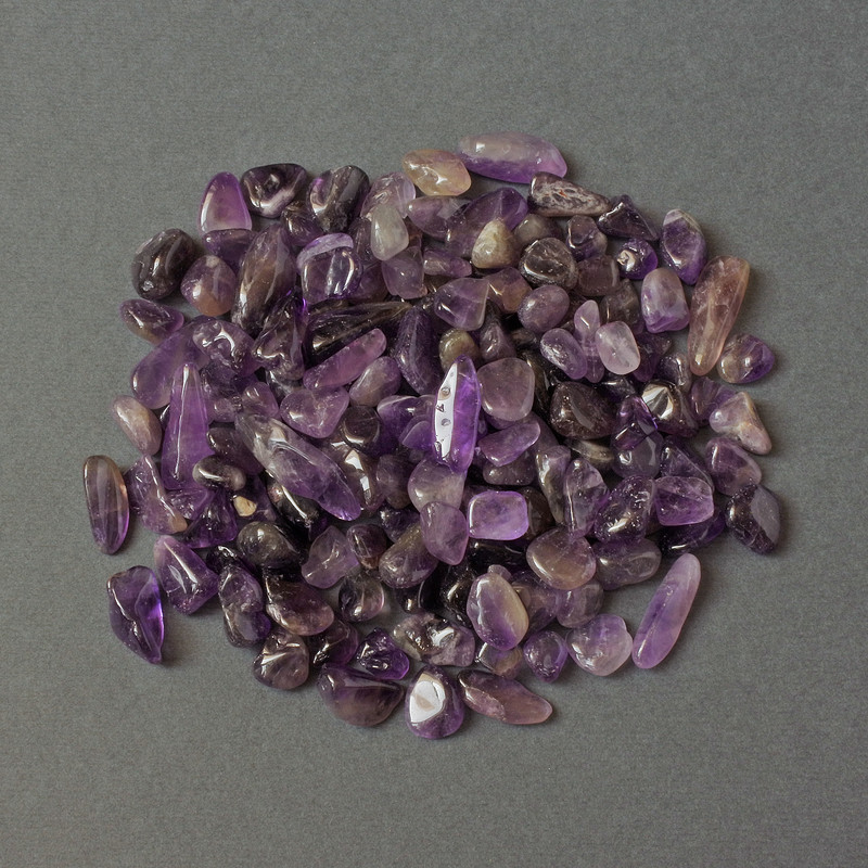 Amethyst tumbled natural chip without hole 7-20x8-10mm+- (per 100g+-)