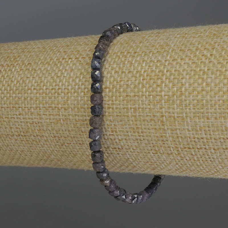 Bracelet Sapphire Faceted Cube, diameter 4mm±, length 18cm stretch