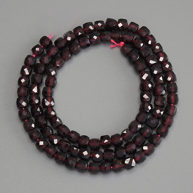 Garnet Beads Faceted Cube 4x4mm, 39cm string