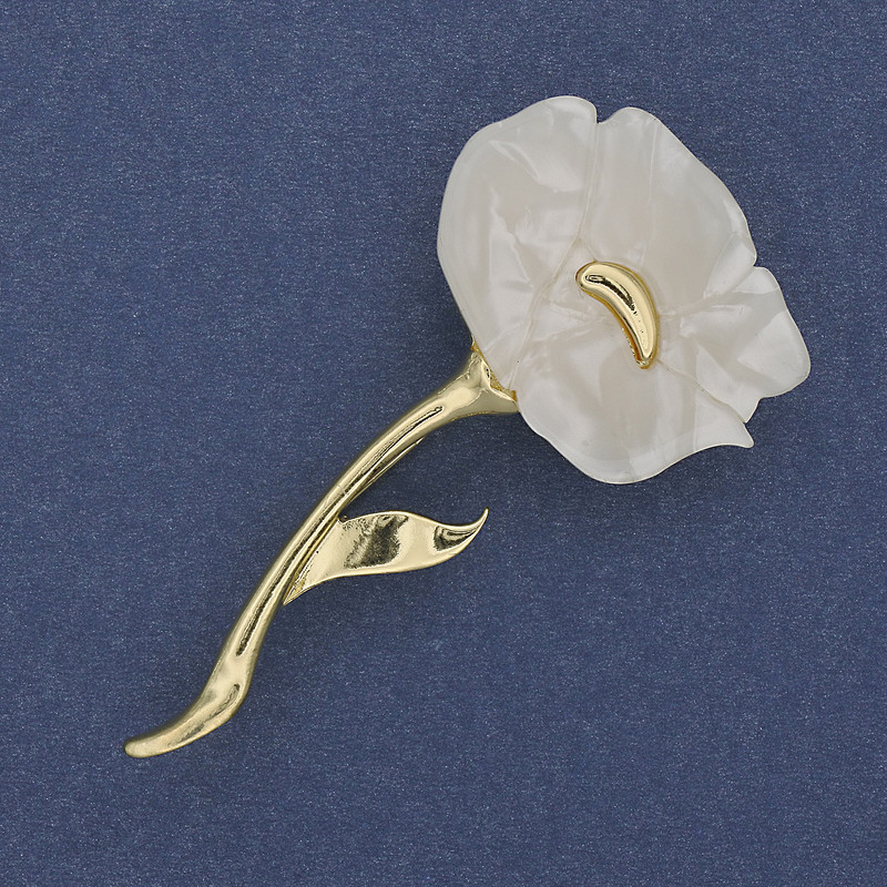 White poppy brooch with white pearl and gold-toned metal 63x32mm+-