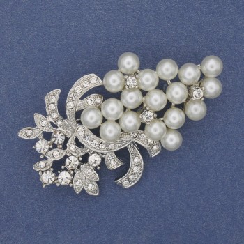 Brooch 'Grona' with white pearls and rhinestones, silver-toned metal 58x34mm