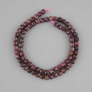 Ruby beads faceted cube, diameter 5x5mm ±, length 39cm ± on a string