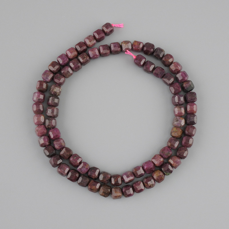 Ruby beads faceted cube, diameter 5x5mm ±, length 39cm ± on a string
