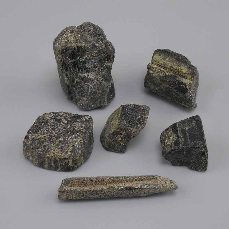 Natural unprocessed Tourmaline Schorl, diameter 21-40x12-26 mm ± (assorted sizes) (Price per 100 g)