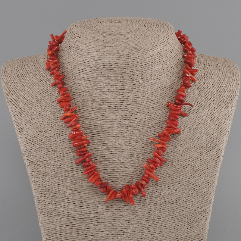 Necklace Coral tumbled shard needle 6-13x2-3, 5mm+-, length 45cm+- with clasp