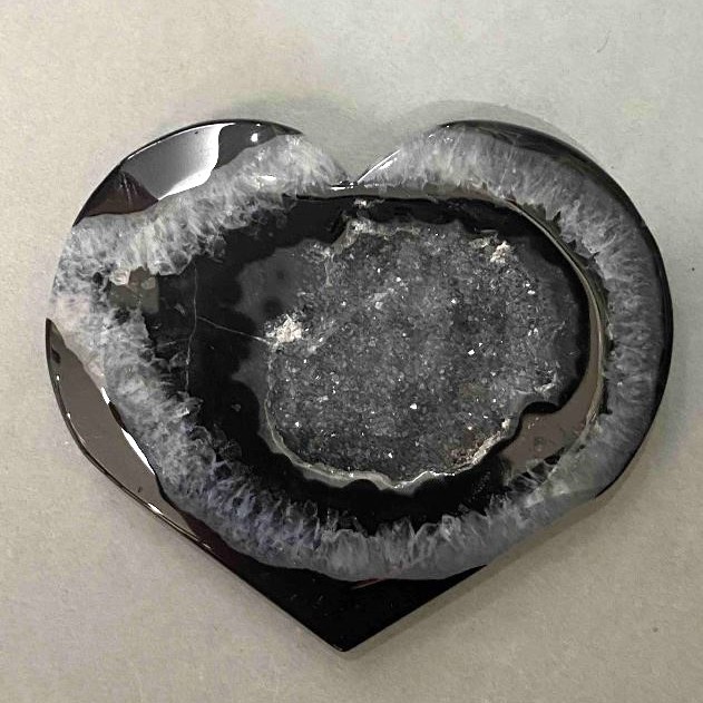 Agate heart souvenir with geode 59x69 mm +- weight 109 grams
