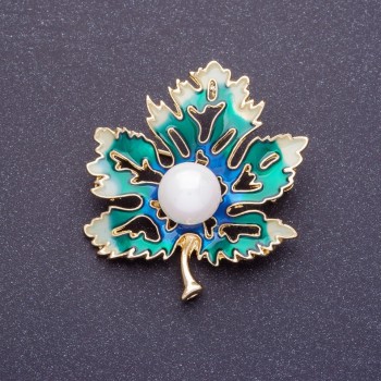 "Maple Leaf" Brooch, 4x3.5 cm, Enamel, Gold-Tone Metal